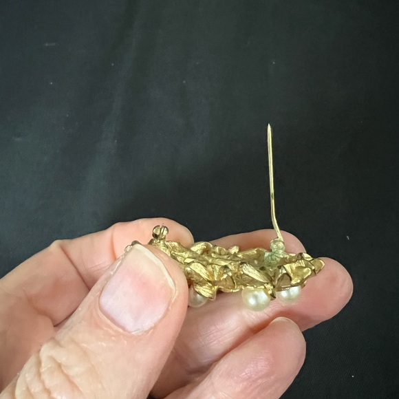 Vintage 1970s Costume Jewelry Avon Faux Pearl And Gold Leaves Wreath Brooch - Picture 8 of 9